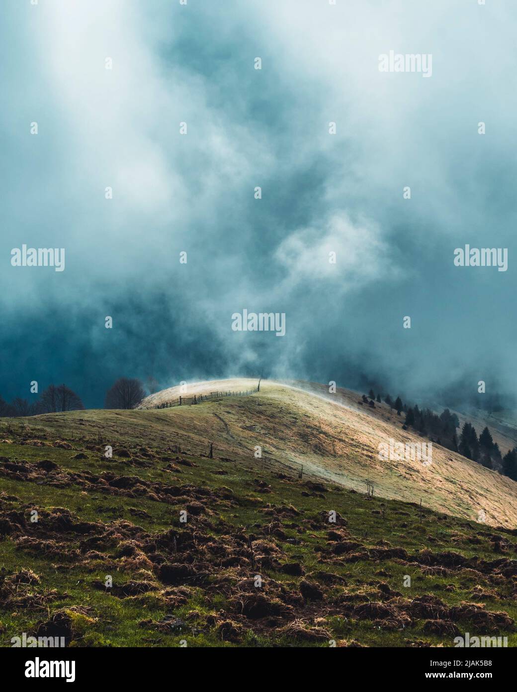 Nuvole basse sulle cime delle montagne Foto Stock