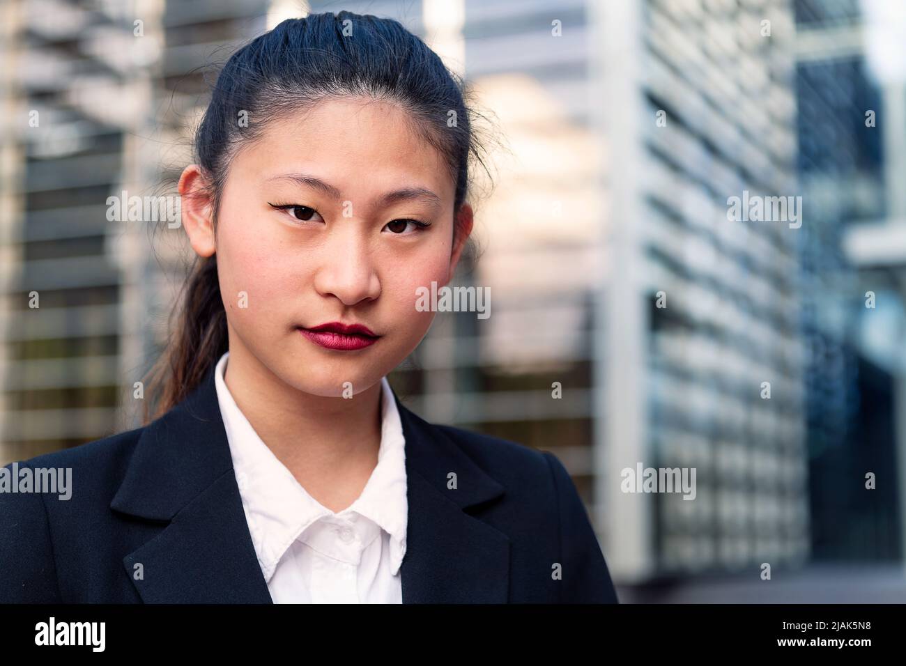 donna d'affari asiatica nel distretto finanziario Foto Stock