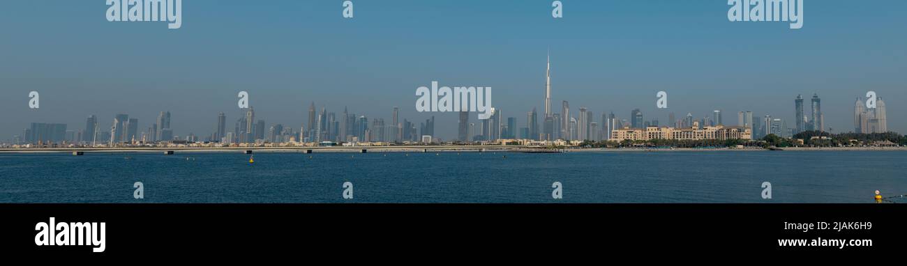 Vista panoramica del centro di Dubai con vista mare sul fronte Foto Stock