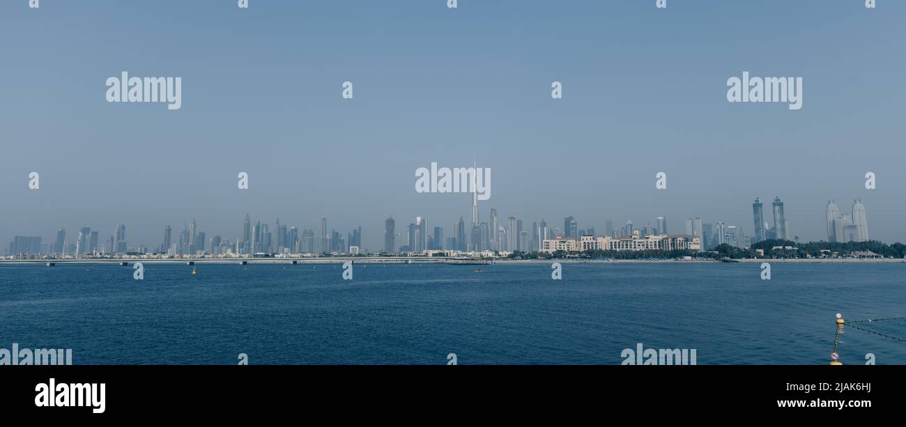 Vista panoramica del centro di Dubai con vista mare sul fronte Foto Stock