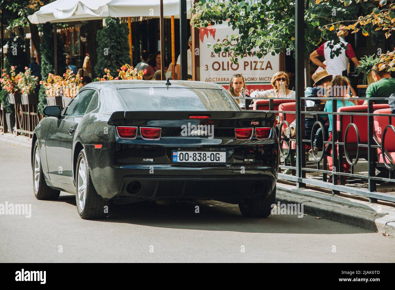 Odessa, Ucraina - 5 settembre 2021: Black american Muscle car Chevrolet Camaro RS parcheggiato in città Foto Stock