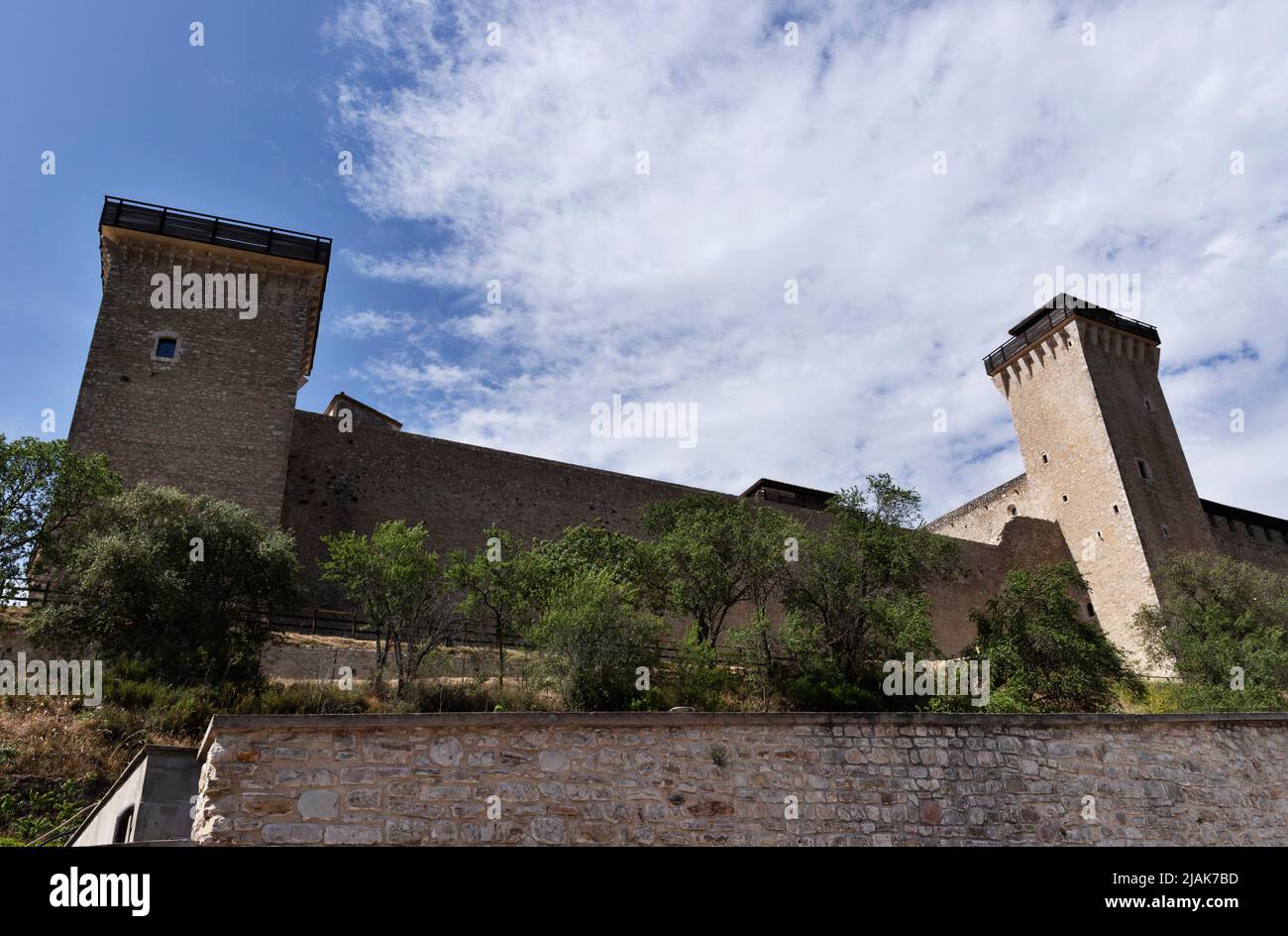 Spoleto , Italia , 29 maggio 2022 , fortezza medievale Rocca Albornoziana che domina il centro storico di Spoleto , Umbria , Italia Foto Stock