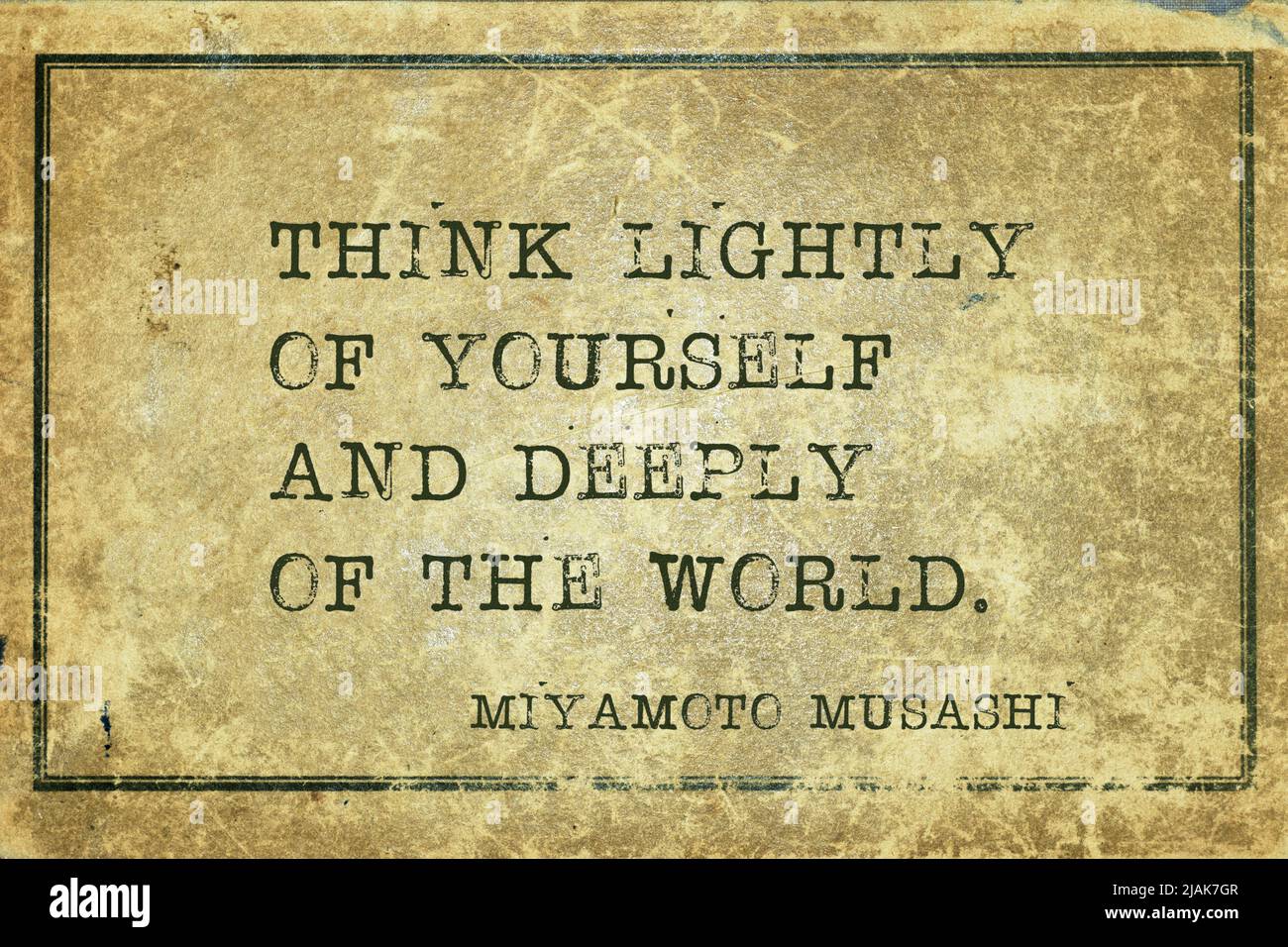 Pensate leggermente a voi stessi e profondamente al mondo - antico spadaccino giapponese e ronina Miyamoto Musashi citazione stampata su grunge vintage cartone Foto Stock