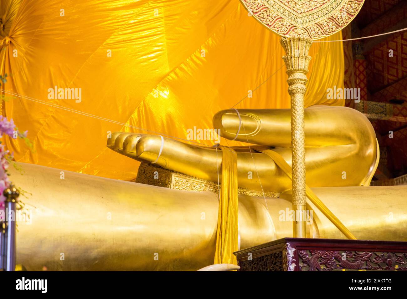 Grande mano del tempio della statua del Buddha d'oro in Thailandia Foto Stock