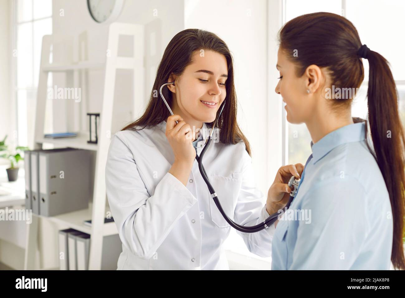 Donna incinta utilizzando uno stetoscopio per ascoltare il suo bambino la  frequenza cardiaca suono, madre ascoltare il suo feto concetto Foto stock -  Alamy