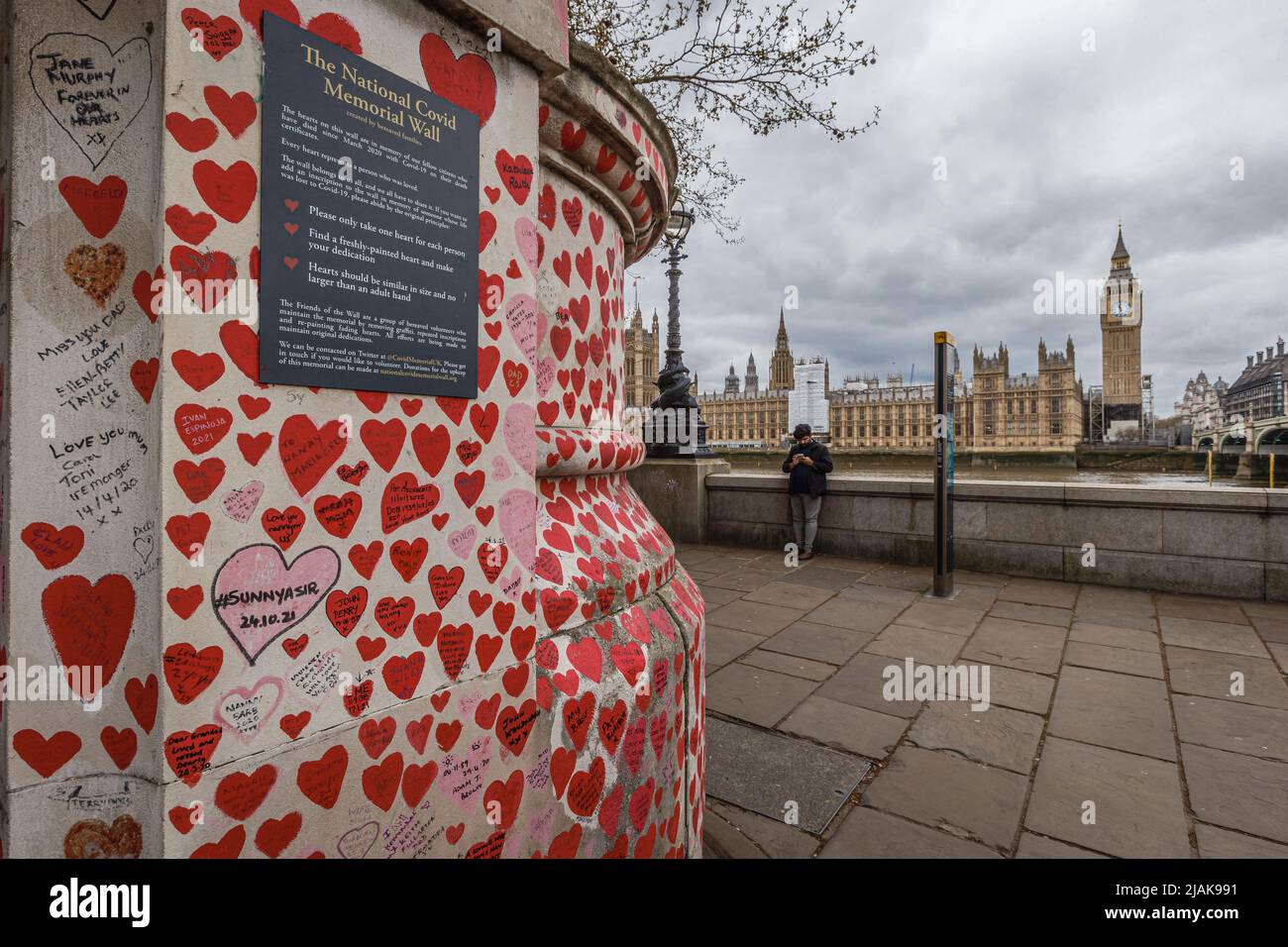 Il National Covid Memorial Wall di Londra è un murale pubblico dipinto da volontari per commemorare le vittime della pandemia COVID-19 nel Regno Unito Foto Stock