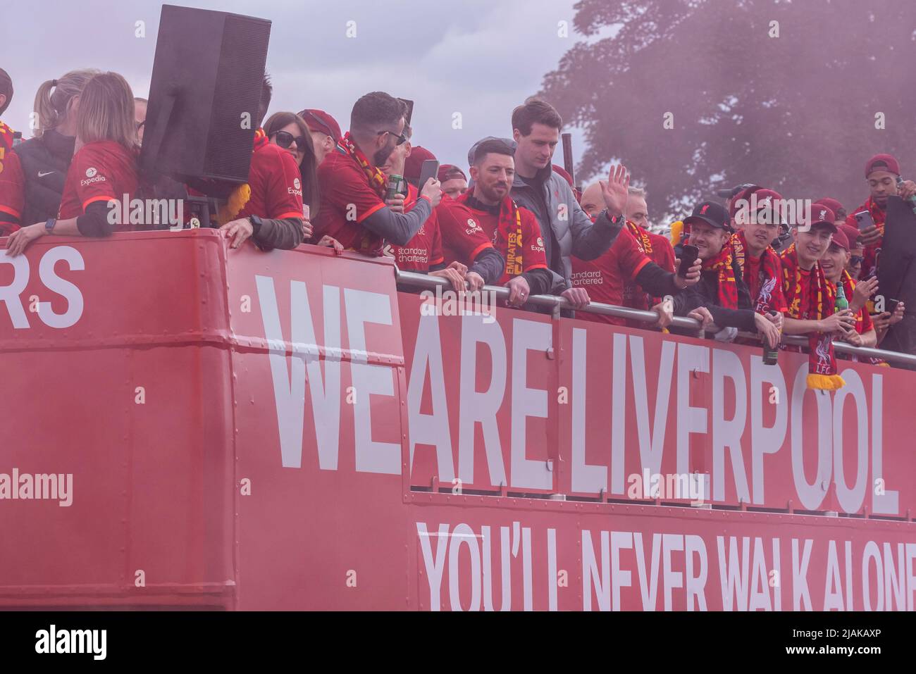 La vittoria del Liverpool Football Club sfilata per le strade della città festeggia le vittorie della Coppa di Lega e della Coppa fa Foto Stock