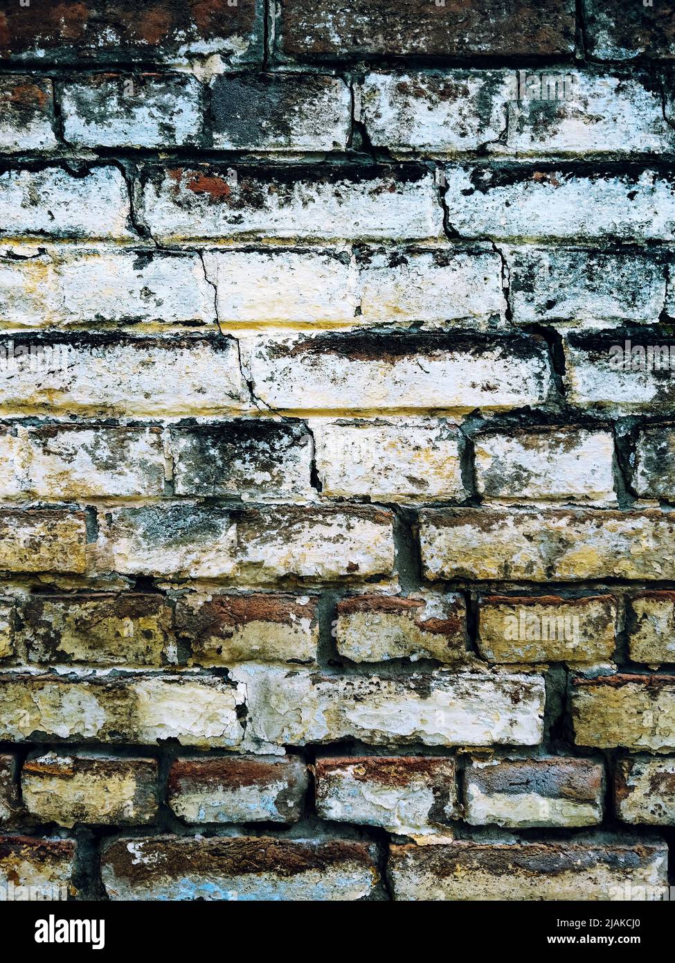 Vecchia rovina, superficie della parete di mattoni intemperie come sfondo urbano e texture, elemento grafico grunge design Foto Stock
