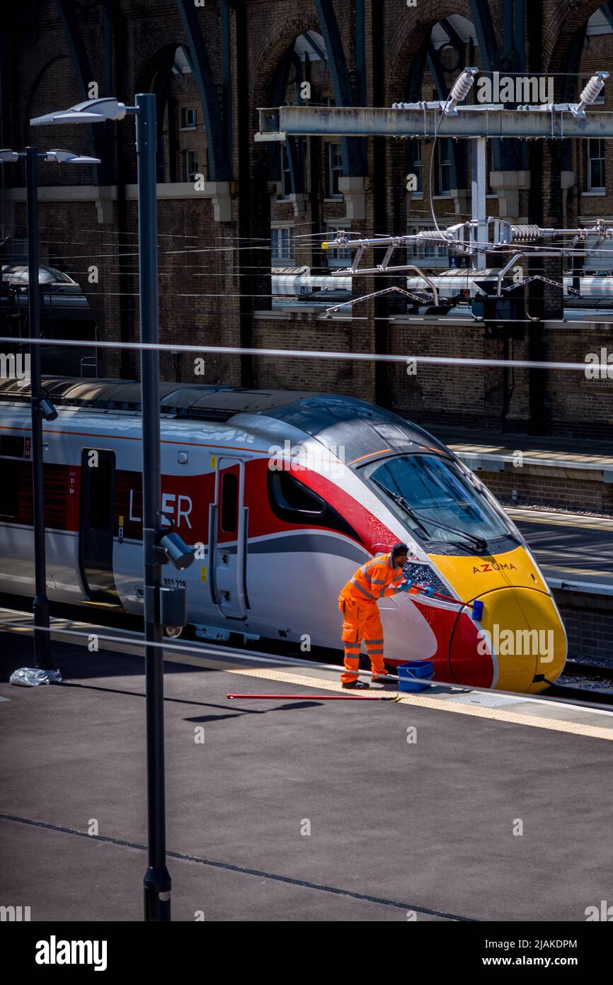 Stazione di lavaggio dei treni di Kings Cross Londra - personale LNER che lava un treno LNER Azuma alla stazione di Kings Cross di Londra. Foto Stock