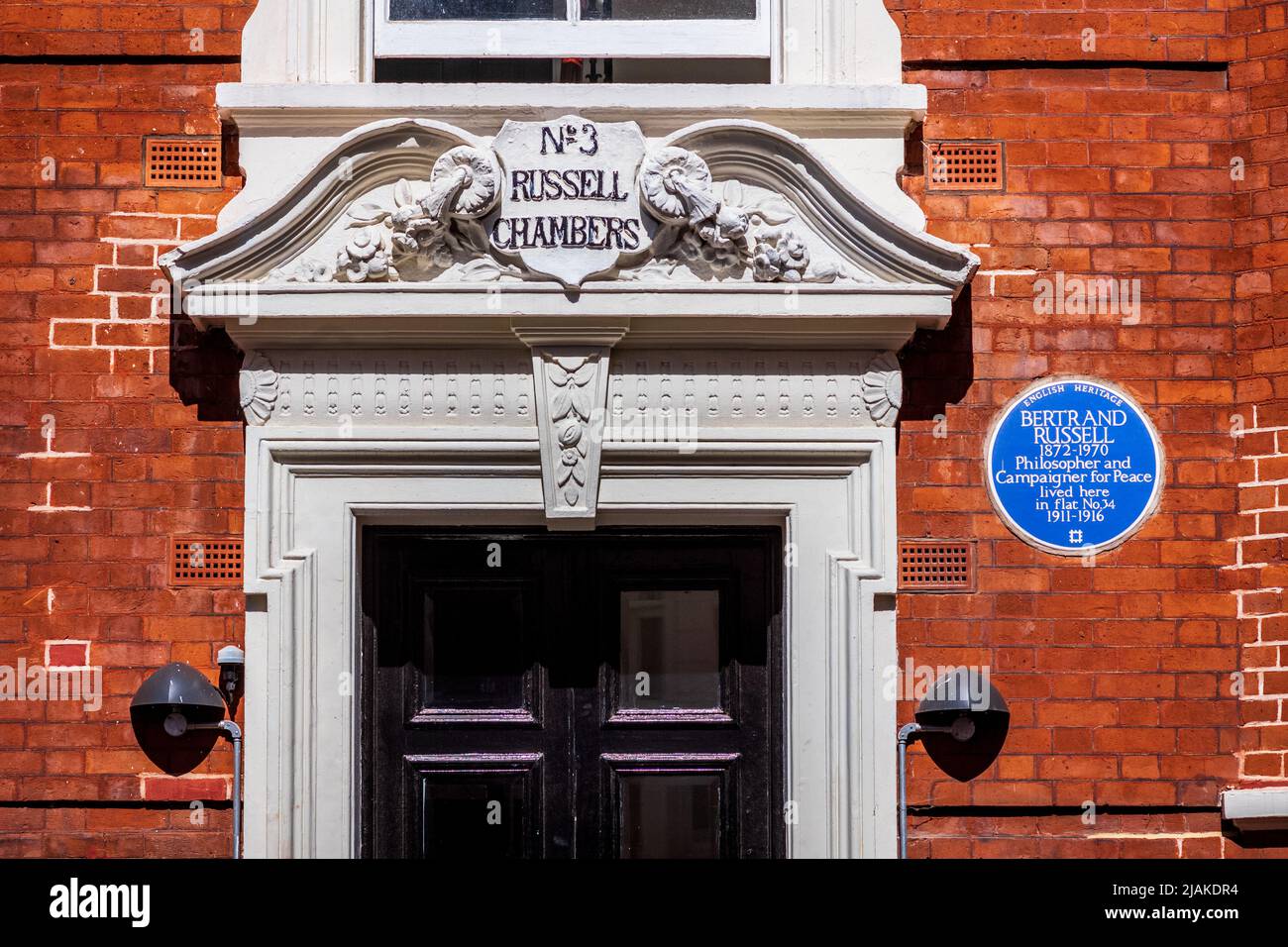 Bertrand Russell Blue Plaque Bloomsbury London - BERTRAND RUSSELL 1872-1970 filosofo e attivista per la Pace visse qui nell'appartamento No.34 1911-1916 Foto Stock