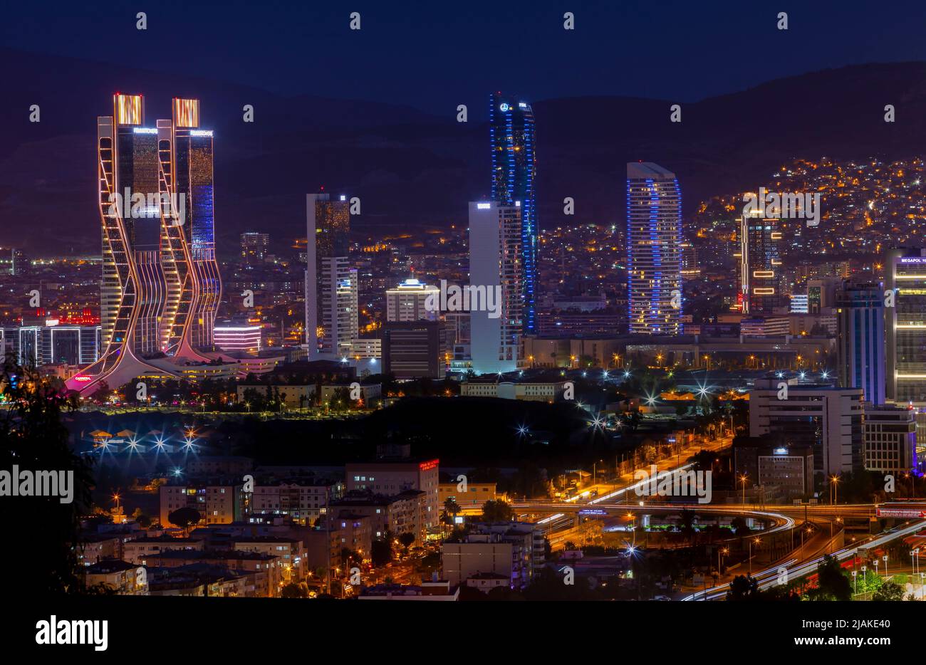 Bayrakli, Karsiyaka, Izmir, Turchia : 2 maggio 2022, Vista della Baia di Izmir in serata dall'alta collina di Bayrakli. Lunga esposizione, scarsa illuminazione. Foto Stock