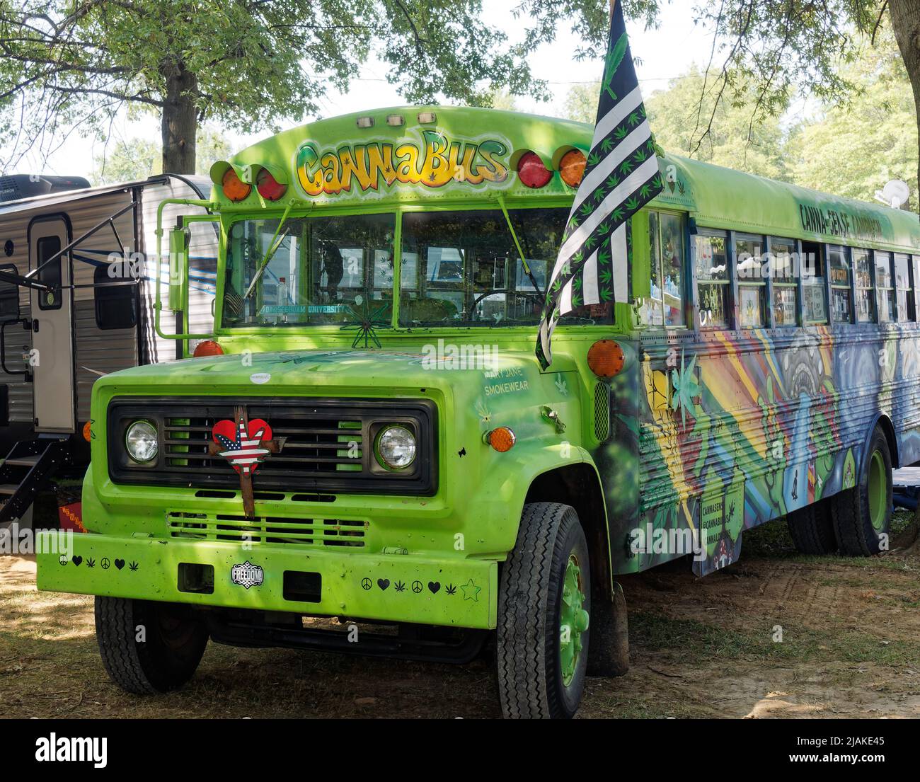 Marijuana legalizzazione avvocato Stacey Shepherd Theis 'CannaBus' è parcheggiato al 141st Fancy Farm picnic Sabato, 7 agosto 2021 in Fancy Farm, Graves County, KY, Stati Uniti. A 1988 autobus Thomas Built School bus convertiti e dipinti a mano dagli artisti Lenzy McGantz e Brandon Reidiger, il CannaBus e proprietario/conducente Theis hanno viaggiato negli Stati Uniti dal 2012 a favore della legalizzazione della cannabis. (Apex MediaWire foto di Joel Wolford) Foto Stock