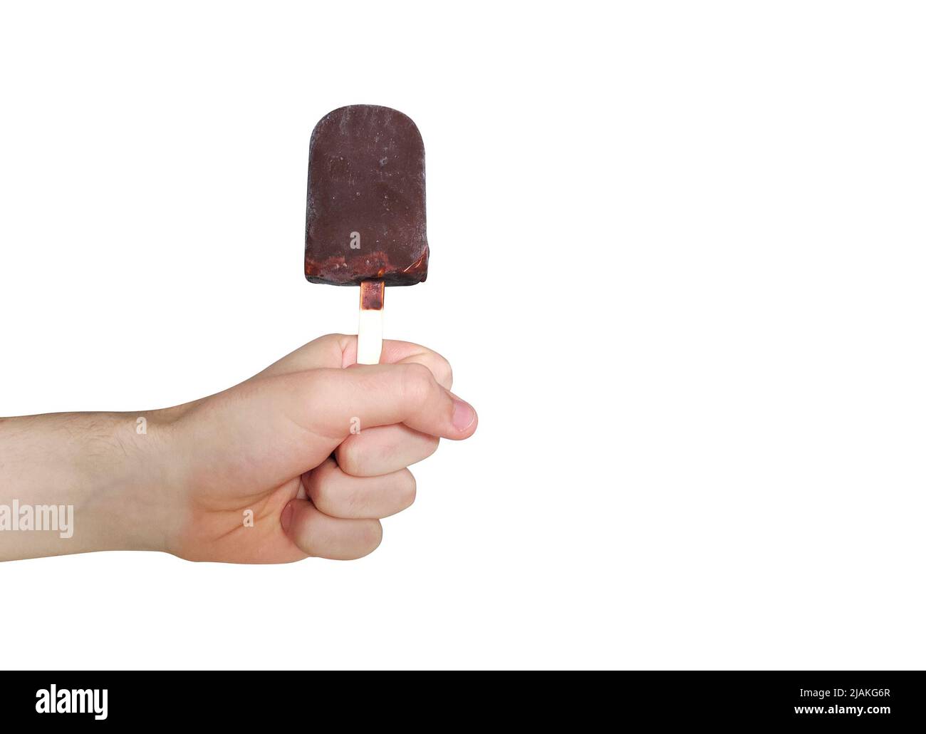 Gelato al cioccolato isolato su sfondo bianco. Popsicle in mano maschile. Foto Stock
