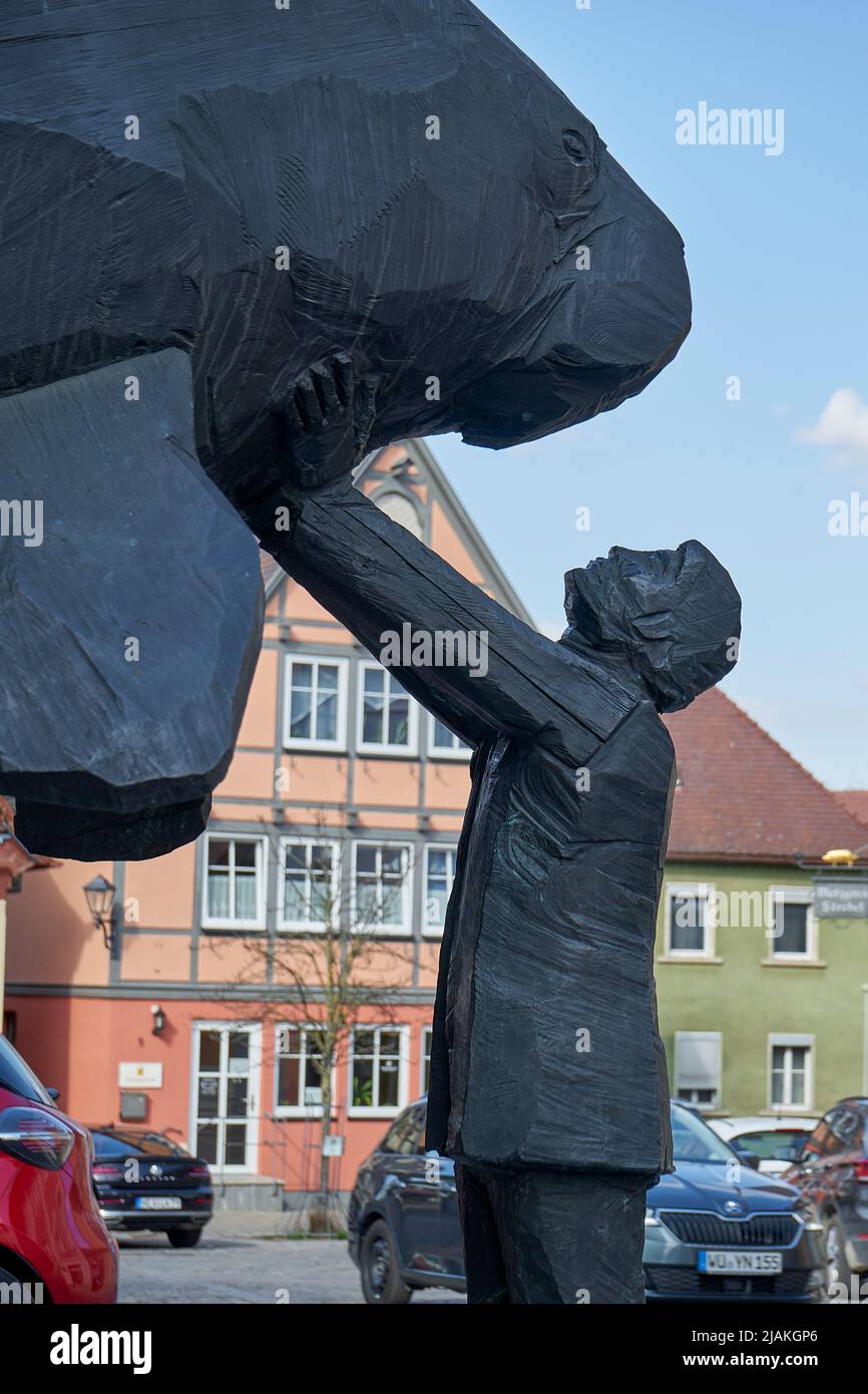 Denkmal für Georg Steller, einziger Wissenschaftler, der die ausgestorbene Stellersche Seekuh (Hydrodamalis gigas) beschrieben cappello, Bad Windsheim Foto Stock