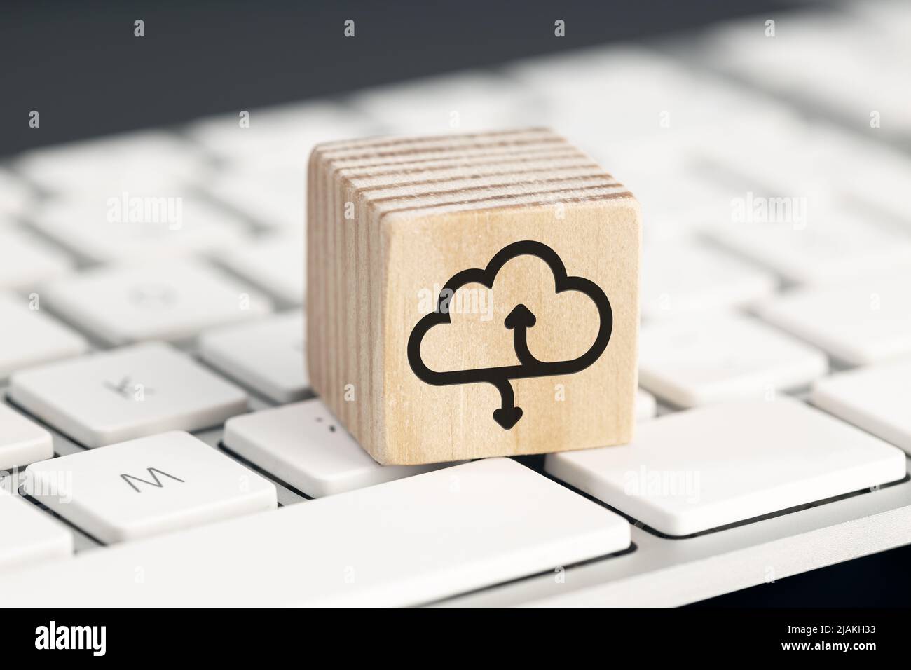 Icona del cloud computing su un blocco di legno sulla tastiera del computer Foto Stock