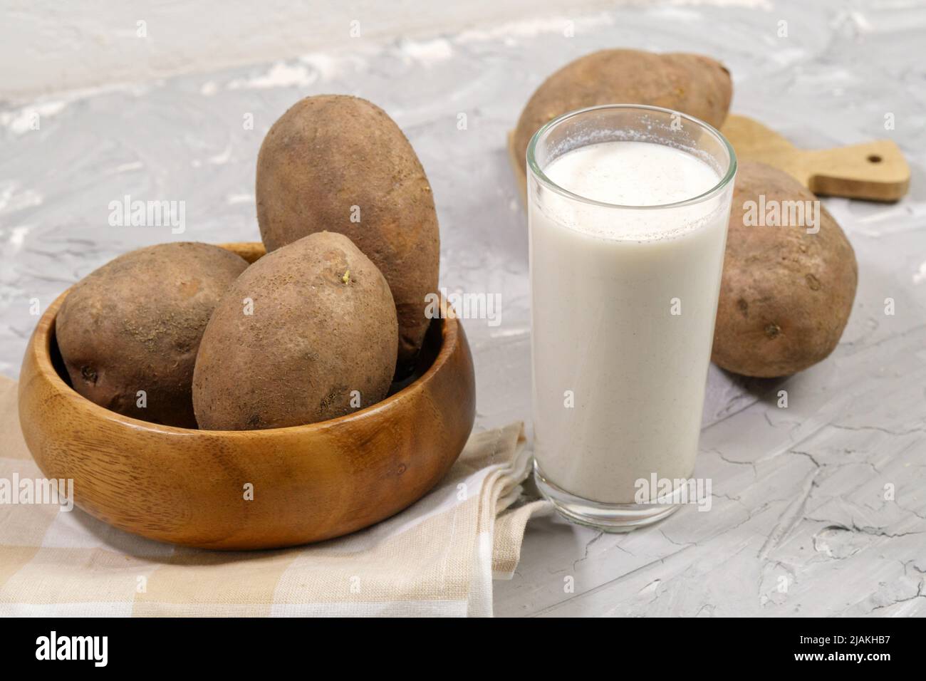 Bicchiere con latte di patate alla patata. Tendenza nel consumo sano. Cibo alternativo. Latte vegetale sano. Foto Stock