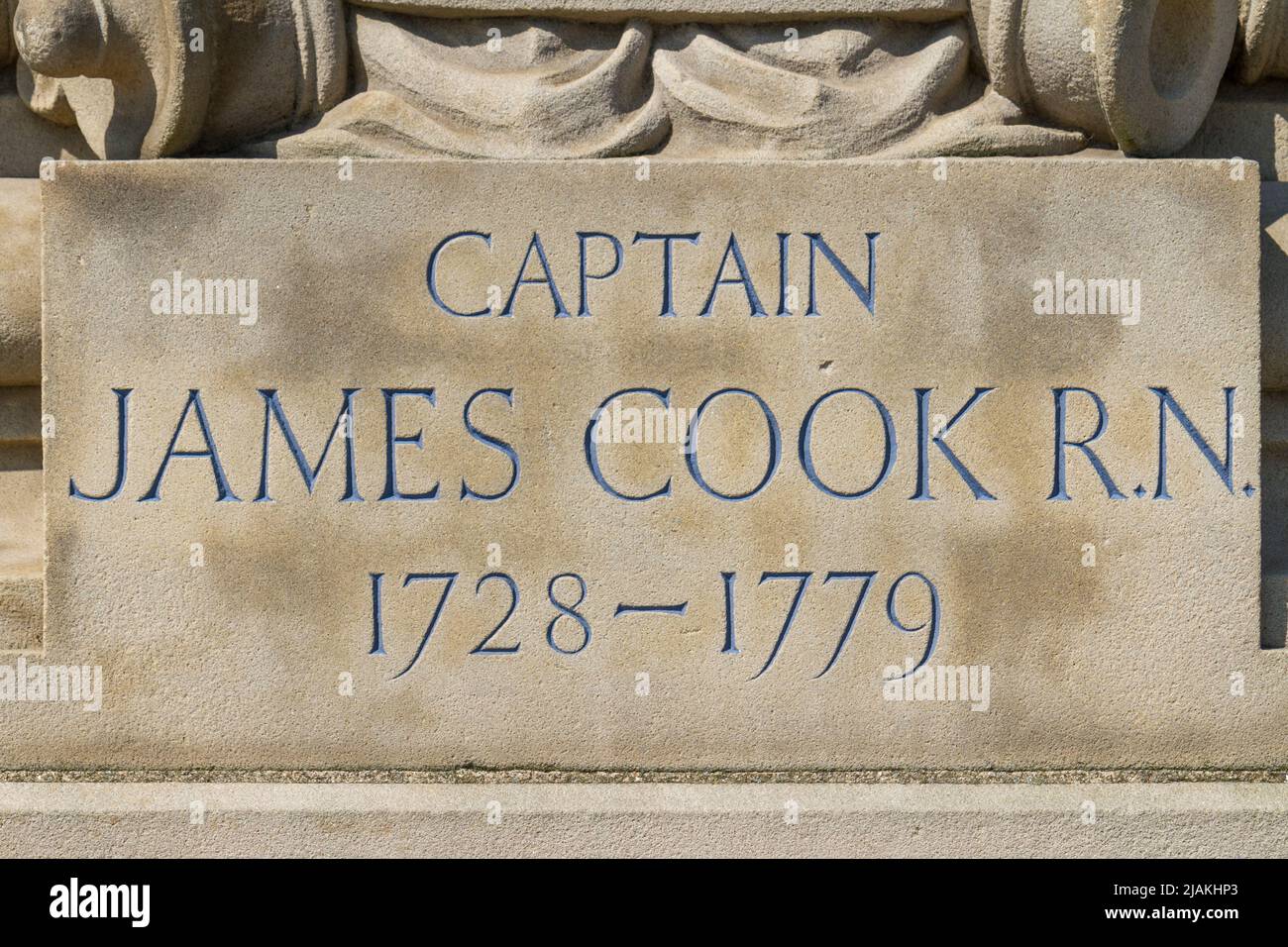 Iscrizione sotto la statua del Capitano Cook di fronte al Royal Hotel, n Whitby, North Yorkshire, Inghilterra. Foto Stock