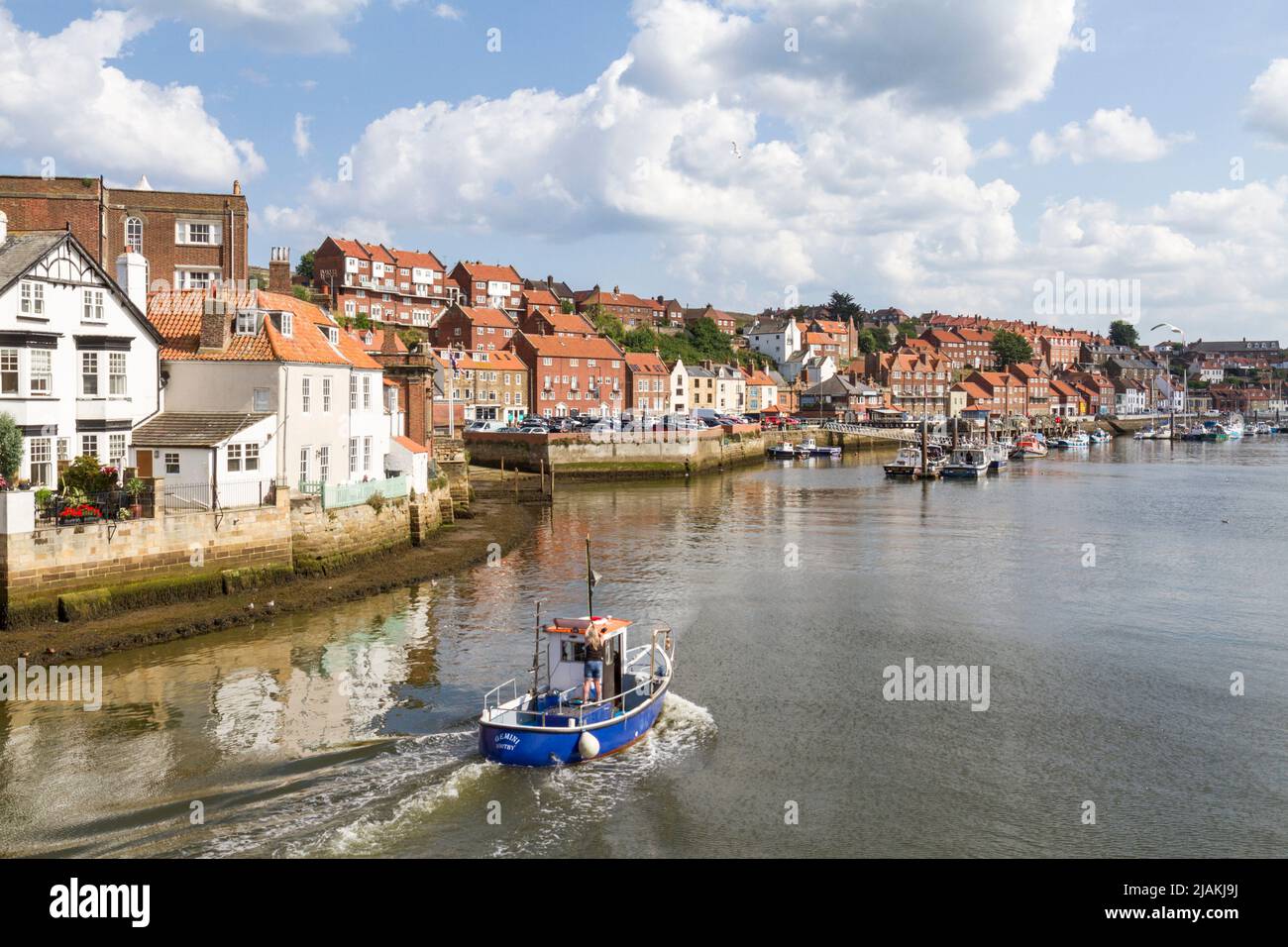 Vista dal Whitby Bridge circa se sulla riva est del fiume Esk verso Church Street a Whitby, North Yorkshire, Regno Unito. Foto Stock