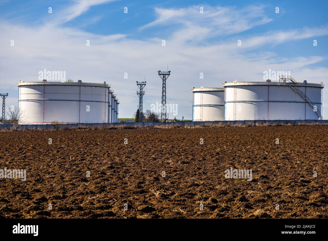 Silos di grano bianco per arare campi non seminati Foto Stock