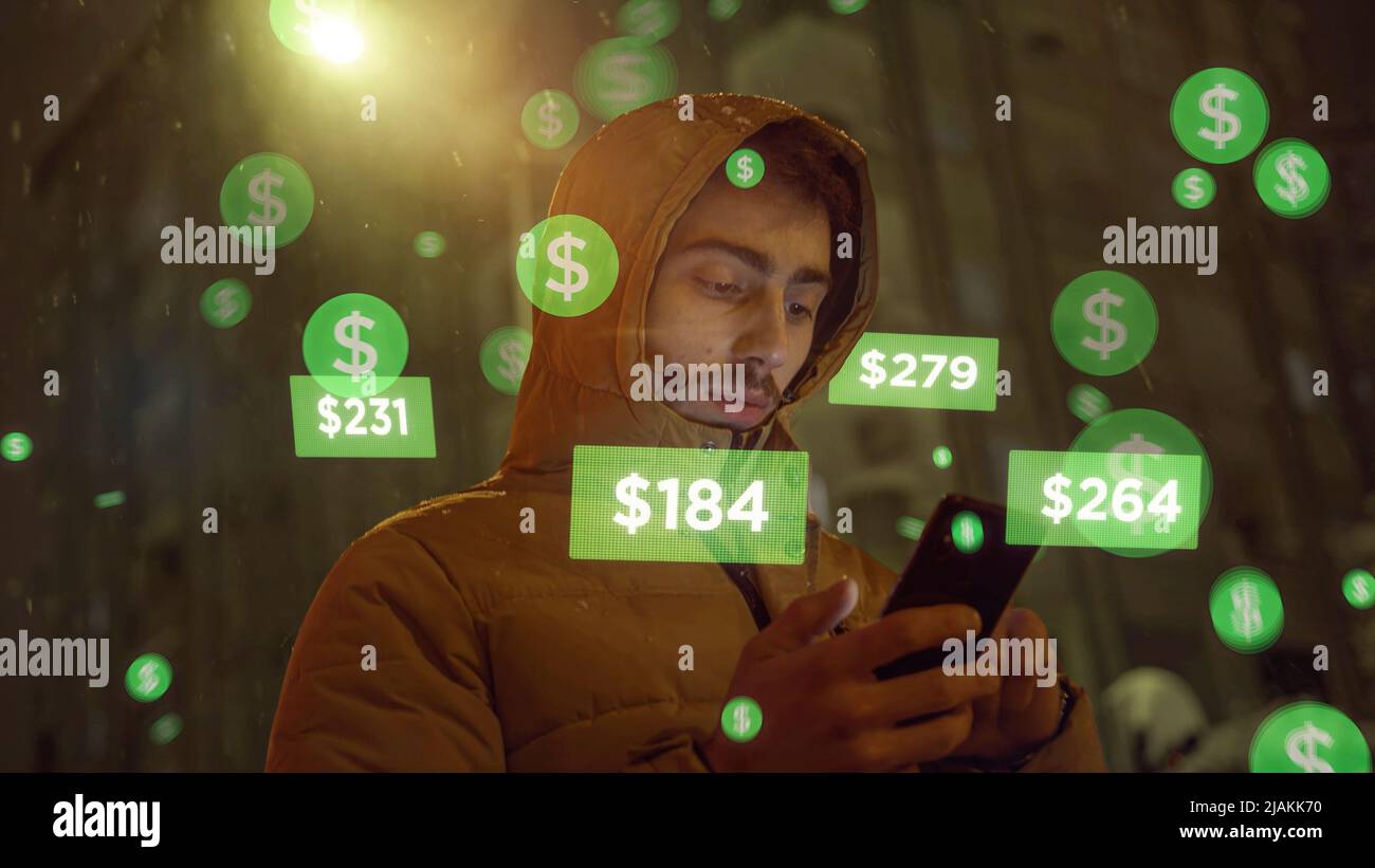 Il giovane che utilizza l'app sullo smartphone riceve il pagamento dei profitti online con icone di animazione in dollari di denaro interfaccia virtuale di rete cloud digitale Foto Stock