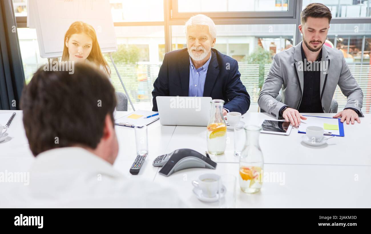 Intervista di businessman a colloquio di lavoro in ufficio di affari Foto Stock