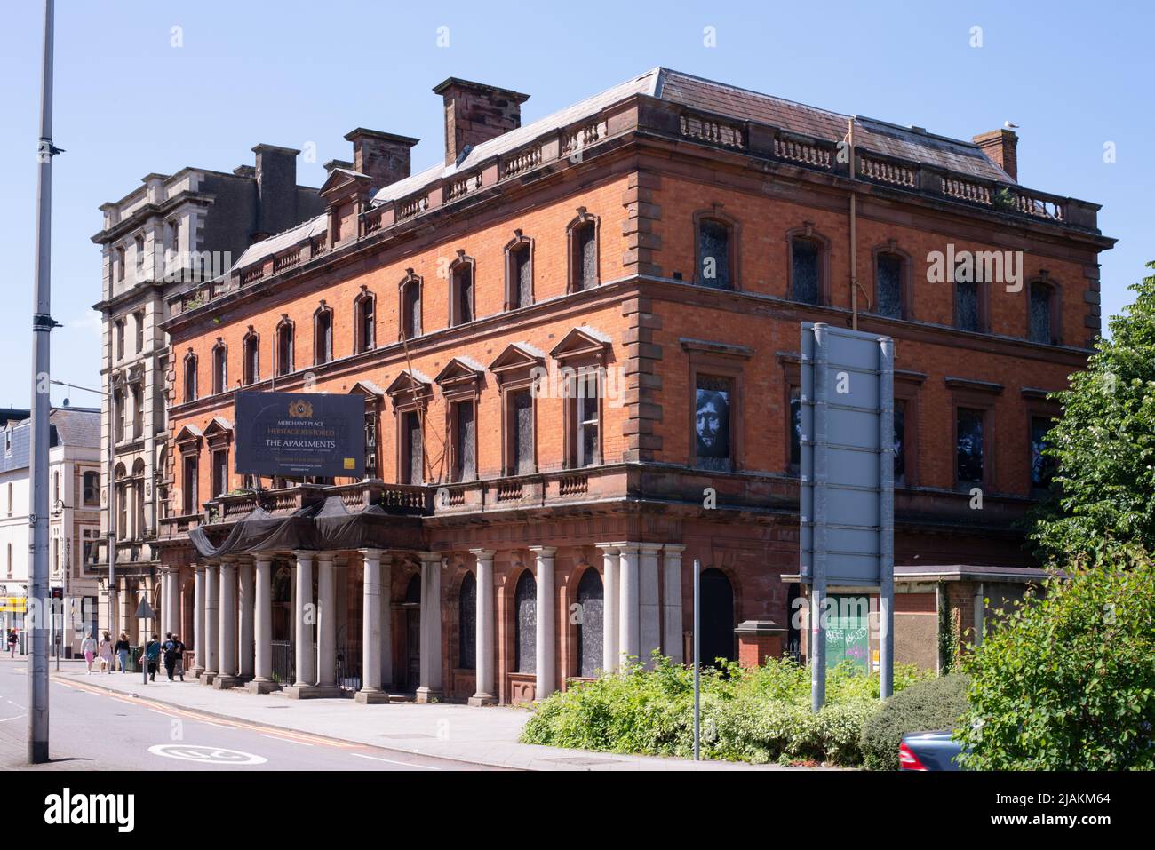 L'edificio è stato un certo numero di cose nel corso degli anni e, secondo il cartellone, sta per essere convertito in appartamenti di lusso. Foto Stock