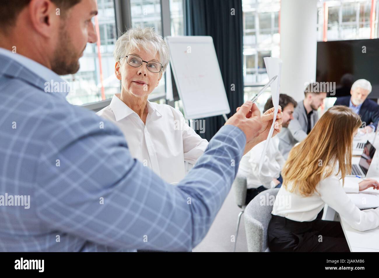 Uomo d'affari e donna d'affari anziana che discute progetto e collaborazione Foto Stock