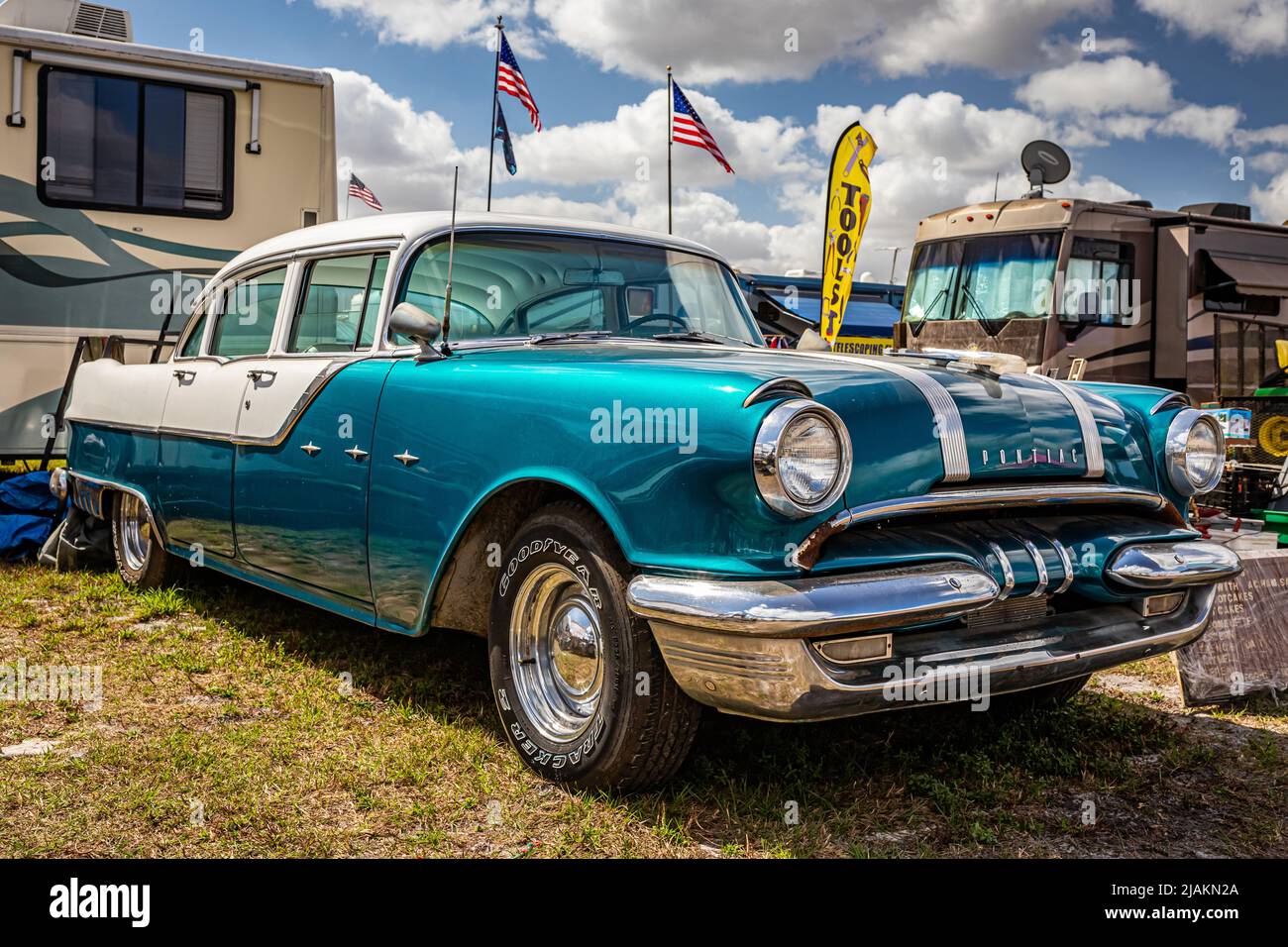 Fort Meade, Florida - 23 febbraio 2022: 1955 Pontiac Star Chief Sedan alla fiera del trattore locale. Foto Stock