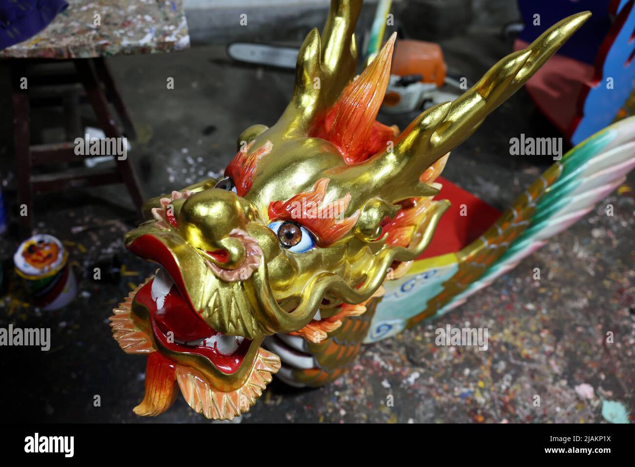 (220531) -- FUZHOU, 31 maggio 2022 (Xinhua) -- Foto scattata il 30 maggio 2022 mostra una testa di drago laccata scolpita di recente per una barca di drago nel villaggio di Fangzhuang di Nantong Township nella contea di Minhou di Fuzhou, provincia di Fujian della Cina sud-orientale. Fangzhuang, noto come "Villaggio delle barche drago", ha una storia di produzione di barche drago tradizionale per più di 700 anni. Ogni anno, più di 200 barche di legno fatte a mano, costruite con cura da artigiani, sono vendute in tutto il paese e anche all'estero dal villaggio. (Xinhua/Jiang Kehong) Foto Stock