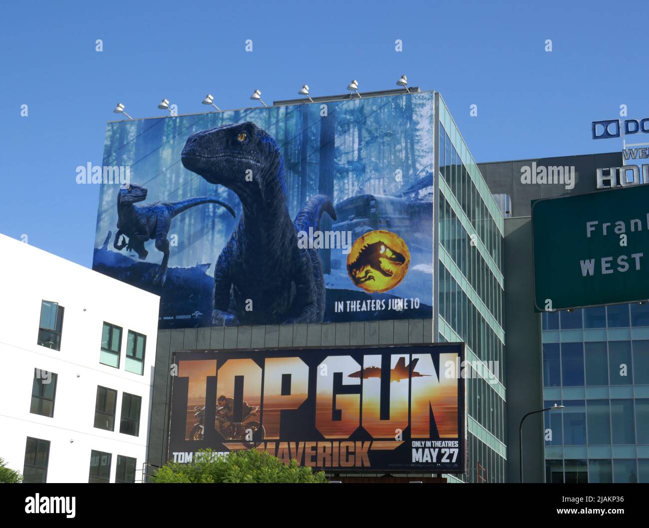 Los Angeles, California, USA 30th maggio 2022 una visione generale dell'atmosfera del Jurassic World Dominion Billboard e Top Gun Maverick Billboard il 30 maggio 2022 a Los Angeles, California, USA. Foto di Barry King/Alamy Stock Foto Foto Stock