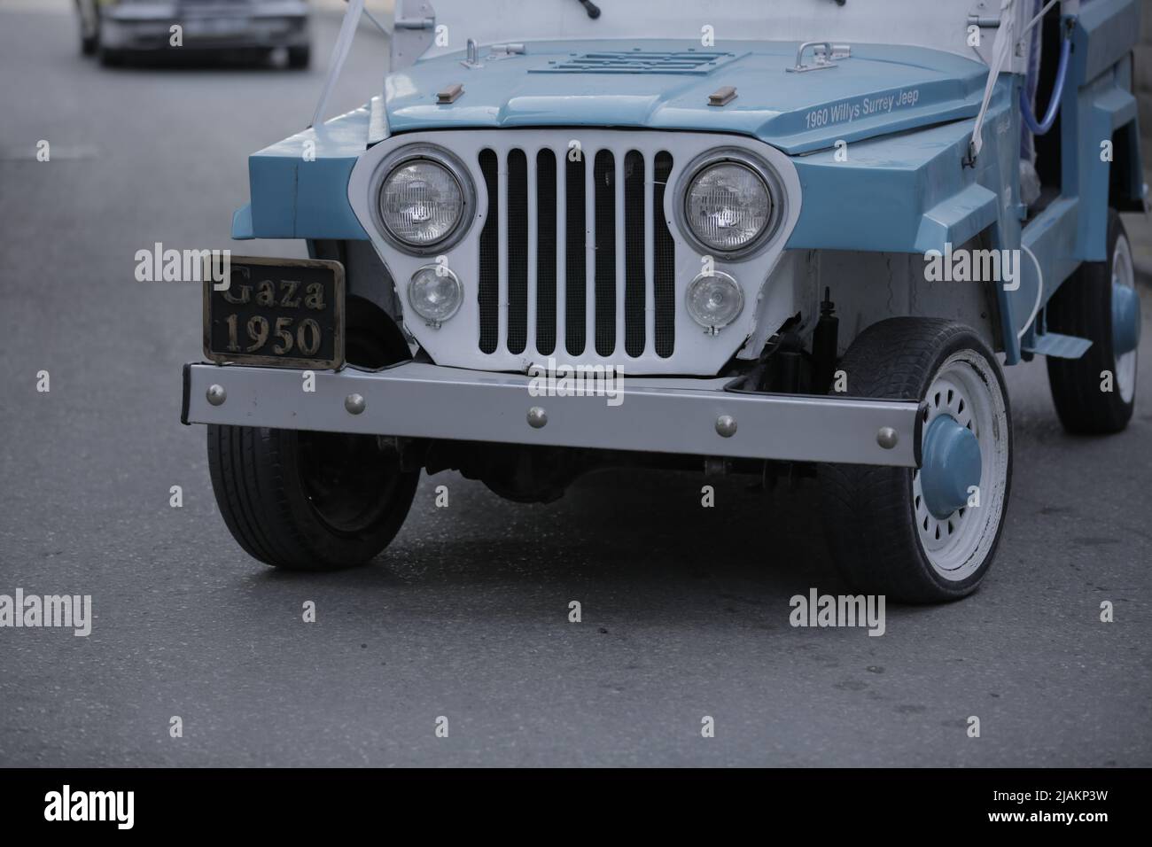 Un uomo di 45 anni di Gaza possiede un'auto vecchia risalente al 1950 Foto Stock