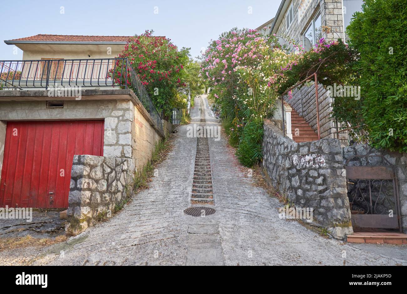 Strada stretta nel quartiere residenziale con salita, Montenegro Foto Stock