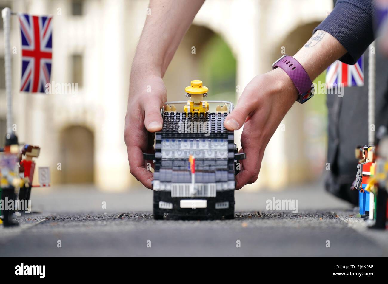 Model Maker Freya Groom colloca una replica della Regina Elisabetta II, riimmaginata in mattoni LEGO, in un veicolo animato come parte del Platinum Jubilee Display presentato oggi al LEGOLAND Windsor Resort. La regina animata e il veicolo ha preso 15hrs per costruire utilizzando 1.350 mattoni. LEGOLAND Windsor Resort ha presentato oggi i suoi modelli di ispirazione regale per celebrare il Giubileo del platino della Regina. Il numero complessivo di mattoni utilizzati è stato di 18.001 e i modelli hanno impiegato un totale di 281,5 ore per finire. Il display include anche una festa di strada e scena pic-nic, così come le versioni in miniatura dei reali, l'albero di Foto Stock