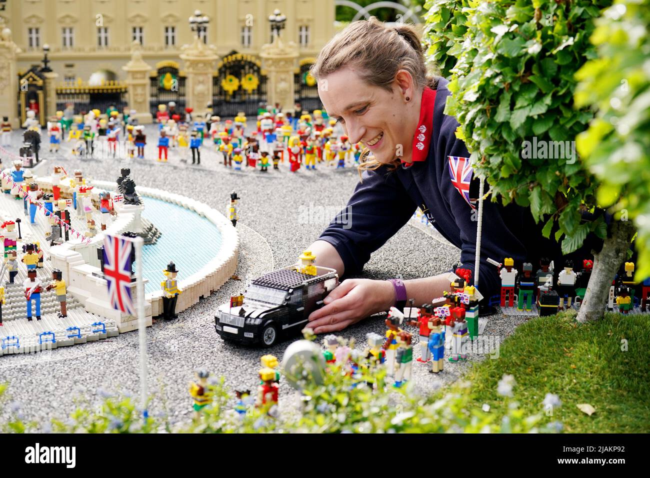 Model Maker Freya Groom colloca una replica della Regina Elisabetta II, riimmaginata in mattoni LEGO, in un veicolo animato come parte del Platinum Jubilee Display presentato oggi al LEGOLAND Windsor Resort. La regina animata e il veicolo ha preso 15hrs per costruire utilizzando 1.350 mattoni. LEGOLAND Windsor Resort ha presentato oggi i suoi modelli di ispirazione regale per celebrare il Giubileo del platino della Regina. Il numero complessivo di mattoni utilizzati è stato di 18.001 e i modelli hanno impiegato un totale di 281,5 ore per finire. Il display include anche una festa di strada e scena pic-nic, così come le versioni in miniatura dei reali, l'albero di Foto Stock