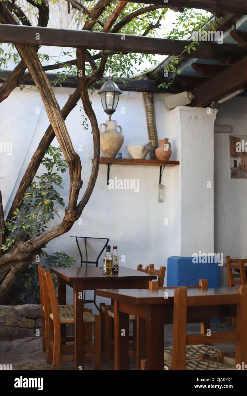 Tavolo e sedie in un ristorante mediterraneo Foto Stock