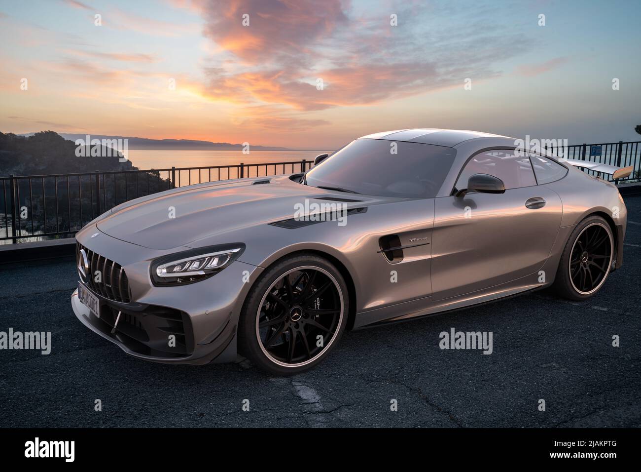 Mercedes-AMG GT R in un parcheggio costiero Foto Stock