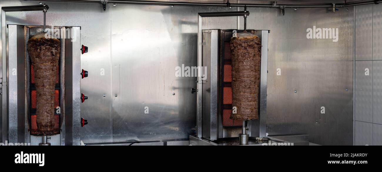 Doner kebab - piatto di cucina turca. Carne arrosto per shawarma in strada caffè o ristorante Foto Stock