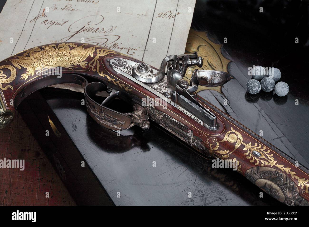 Coppia in gabbia di pistole flintlock con accessori Boutet, Mikołaj Noël Foto Stock