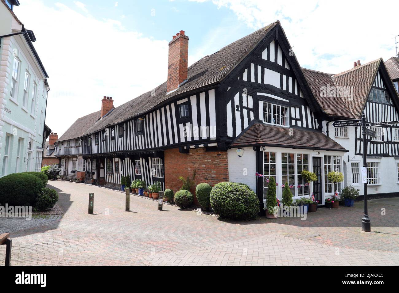 Edifici a graticcio del 16th secolo su Church Street e Malt Mill Lane ad Alcester, Warwickshire Foto Stock