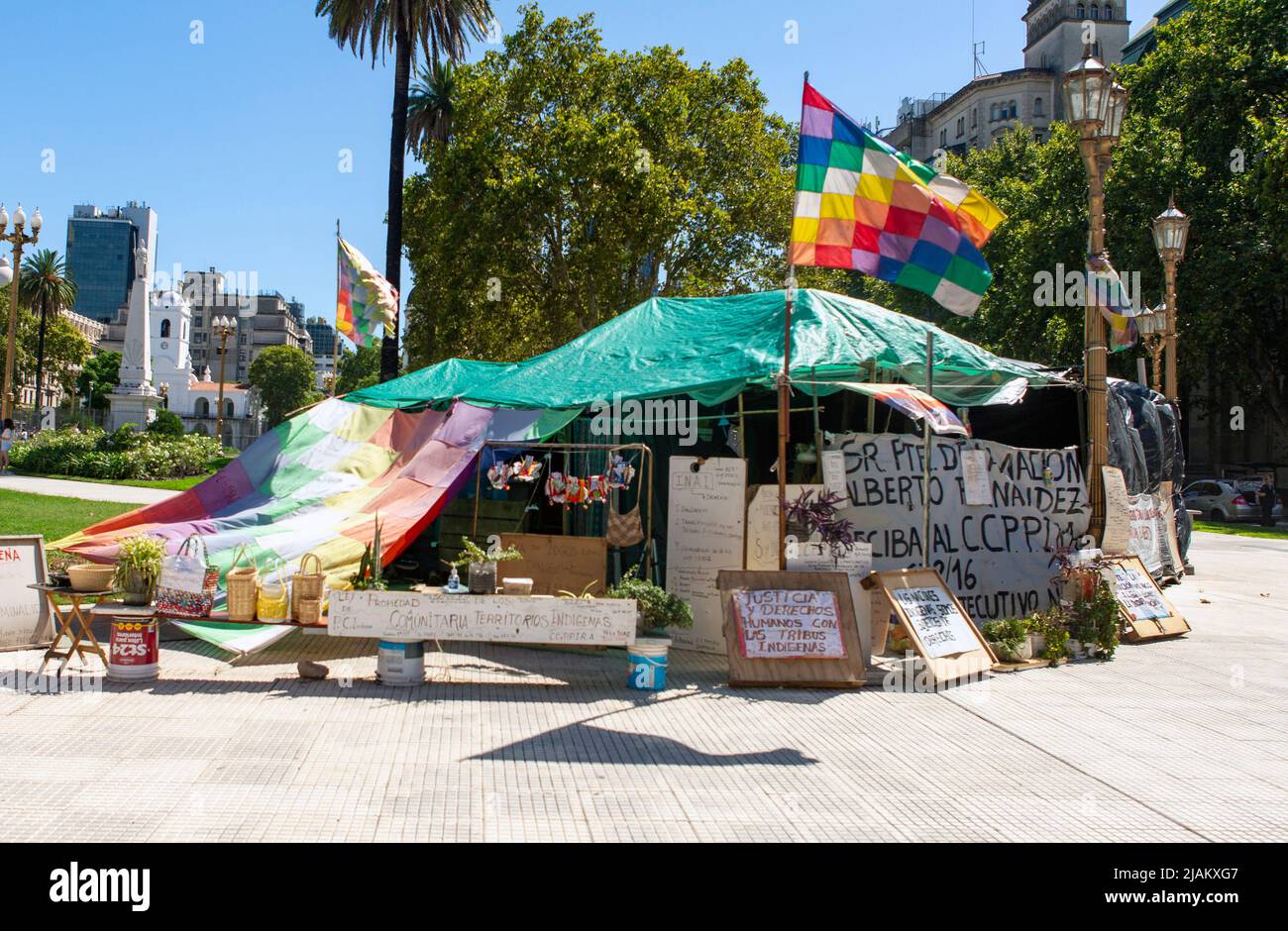 Buenos Aires Argentina.02/28/2022 campo in plaza de mayo, protestando per i diritti delle tribù indigene. Foto Stock