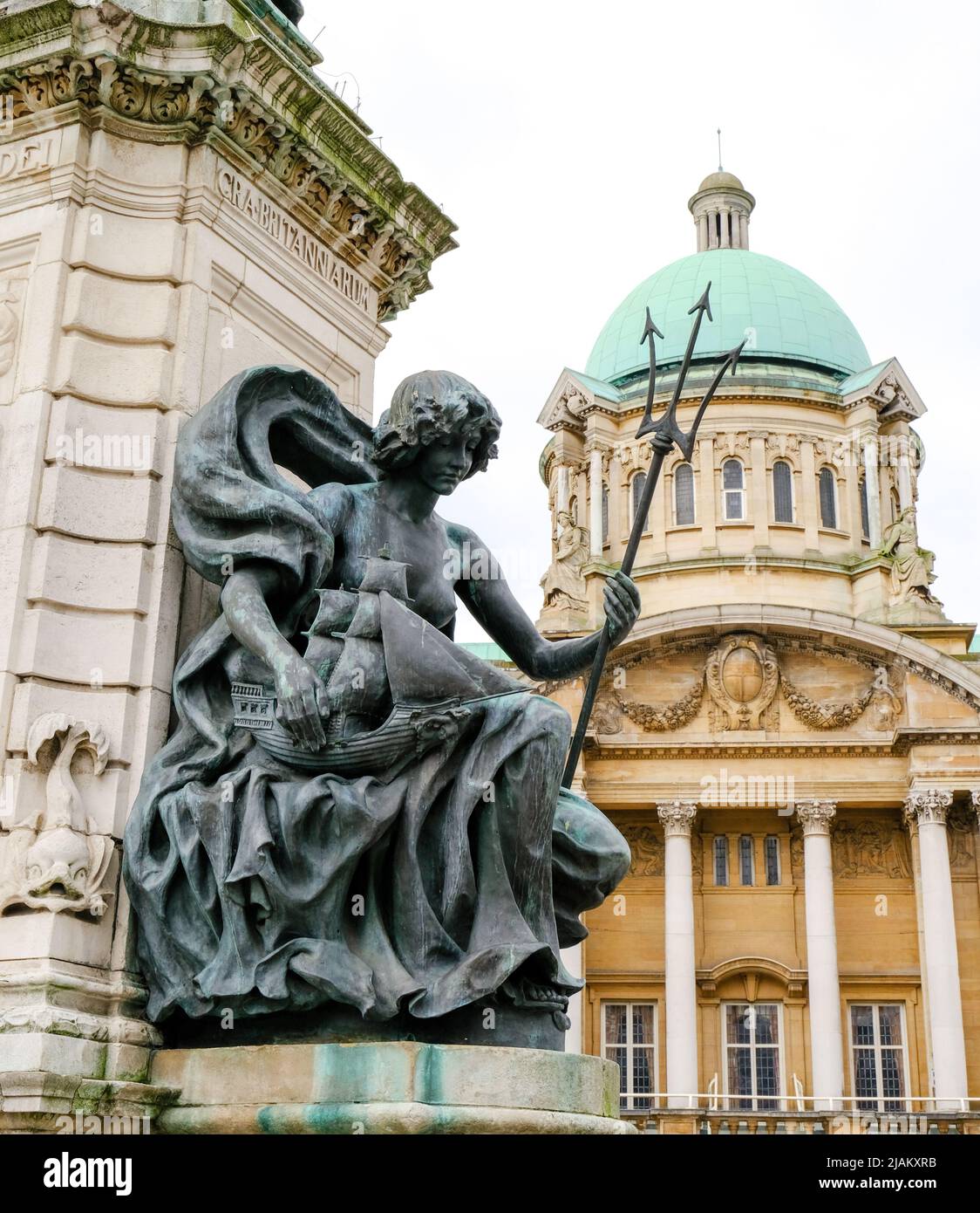 Hull, East Yorkshire, Regno Unito. 21 maggio 2022 figura allegorica nelle statue della Regina Vittoria nel centro della città di Hull Foto Stock