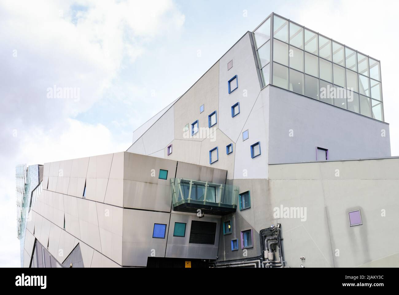 Hull, East Yorkshire, Regno Unito. Maggio 21, 2022. Una vista posteriore dell'acquario profondo che mostra le linee angolari degli edifici e la disposizione dispari delle finestre Foto Stock Hull, East Yorkshire, Regno Unito. Maggio 21, 2022. Una vista posteriore dell'acquario profondo che mostra le linee angolari degli edifici e la disposizione dispari delle finestre Foto Stock