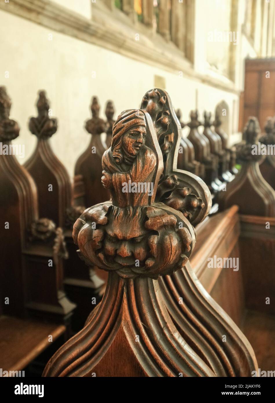 Hull, East Yorkshire, Regno Unito. 21 maggio, scultura in legno del 2022 19th secolo su un pew end nella minster con seduta e soffitto ad arco Foto Stock Hull, East Yorkshire, Regno Unito. 21 maggio, scultura in legno del 2022 19th secolo su un pew end nella minster con seduta e soffitto ad arco Foto Stock