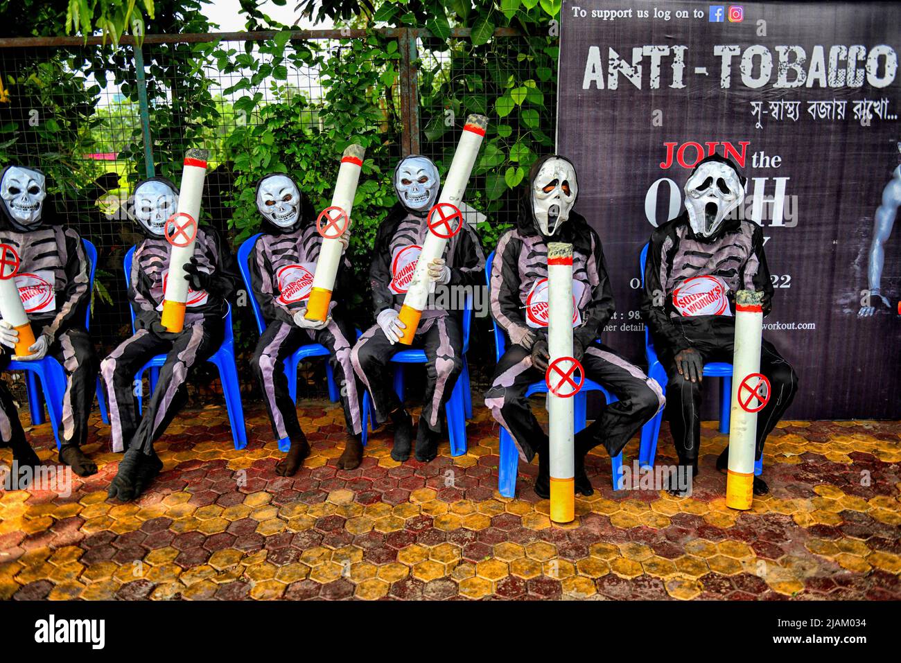 Kolkata, India. 31st maggio 2022. Gli attivisti hanno visto vestiti con costumi di scheletro mentre tenevano repliche di sigarette durante il programma di sensibilizzazione in occasione della Giornata Mondiale del No Tobacco a Kolkata. Si è svolta una campagna per sensibilizzare la gente comune sui cattivi effetti del tabacco nella Giornata mondiale del tabacco. (Foto di Avishek Das/SOPA Images/Sipa USA) Credit: Sipa USA/Alamy Live News Foto Stock