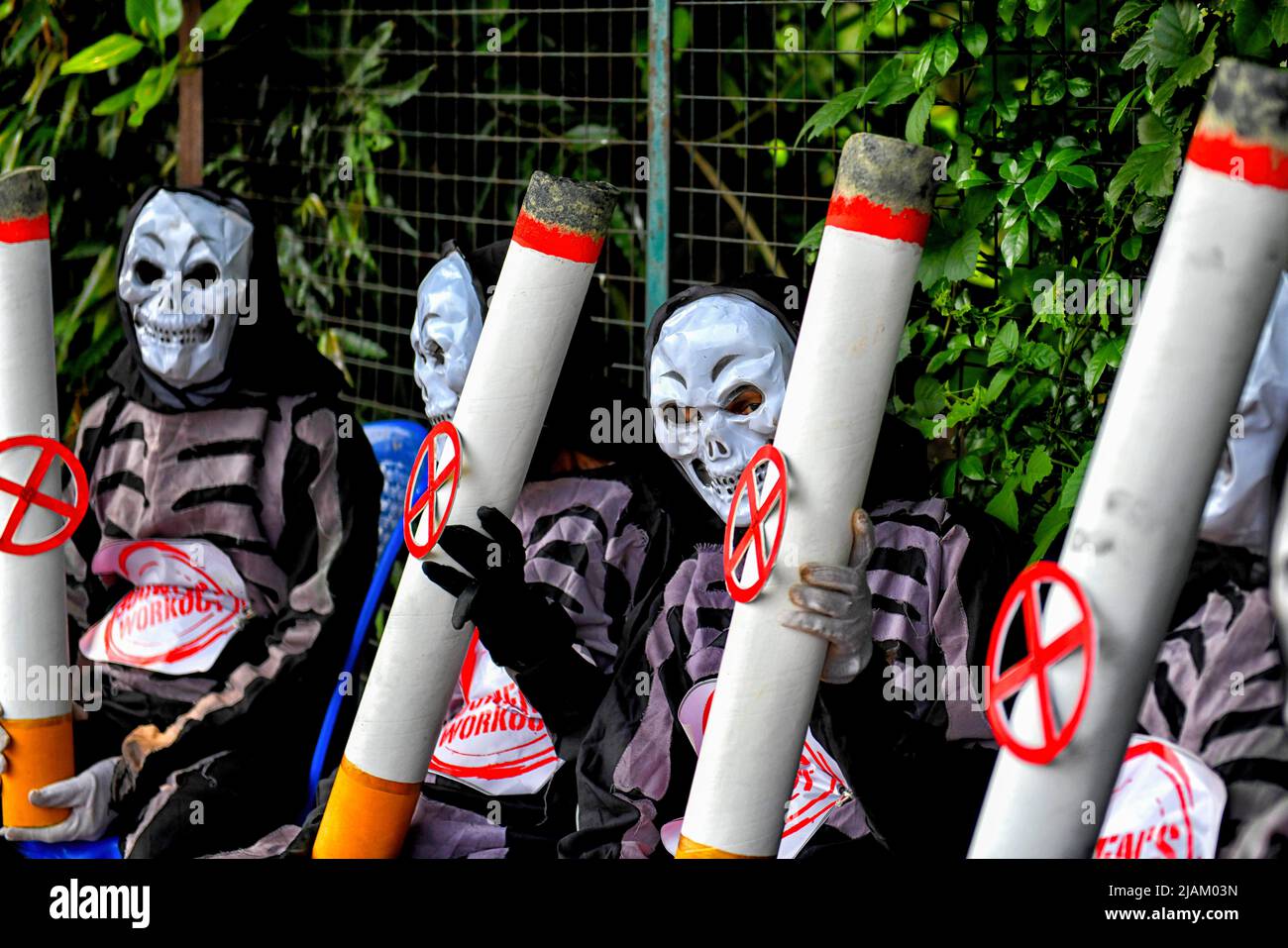 Kolkata, India. 31st maggio 2022. Gli attivisti hanno visto vestiti con costumi di scheletro mentre tenevano repliche di sigarette durante il programma di sensibilizzazione in occasione della Giornata Mondiale del No Tobacco a Kolkata. Si è svolta una campagna per sensibilizzare la gente comune sui cattivi effetti del tabacco nella Giornata mondiale del tabacco. (Foto di Avishek Das/SOPA Images/Sipa USA) Credit: Sipa USA/Alamy Live News Foto Stock