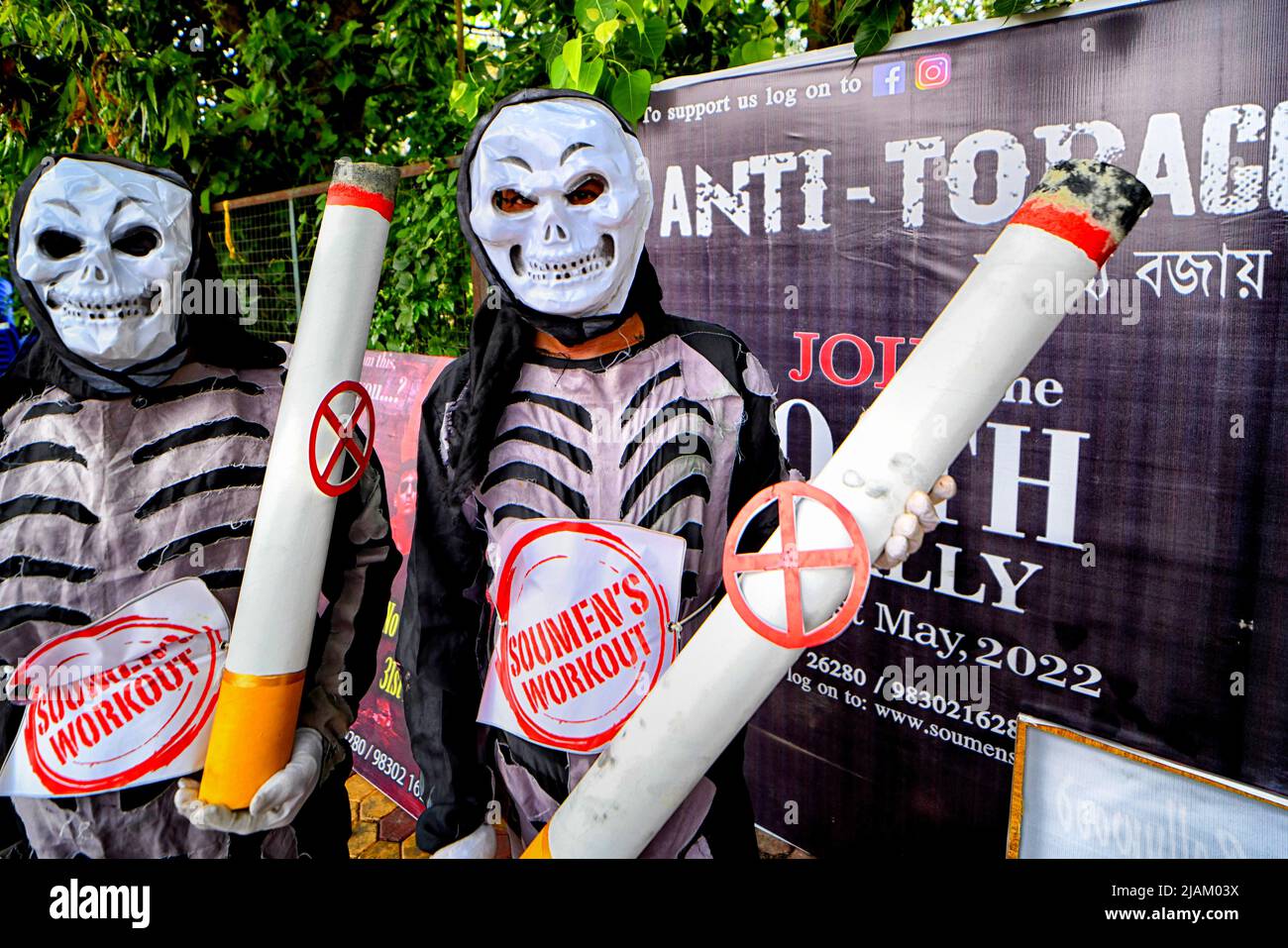 Kolkata, India. 31st maggio 2022. Gli attivisti hanno visto vestiti con costumi di scheletro mentre tenevano repliche di sigarette durante il programma di sensibilizzazione in occasione della Giornata Mondiale del No Tobacco a Kolkata. Si è svolta una campagna per sensibilizzare la gente comune sui cattivi effetti del tabacco nella Giornata mondiale del tabacco. (Foto di Avishek Das/SOPA Images/Sipa USA) Credit: Sipa USA/Alamy Live News Foto Stock