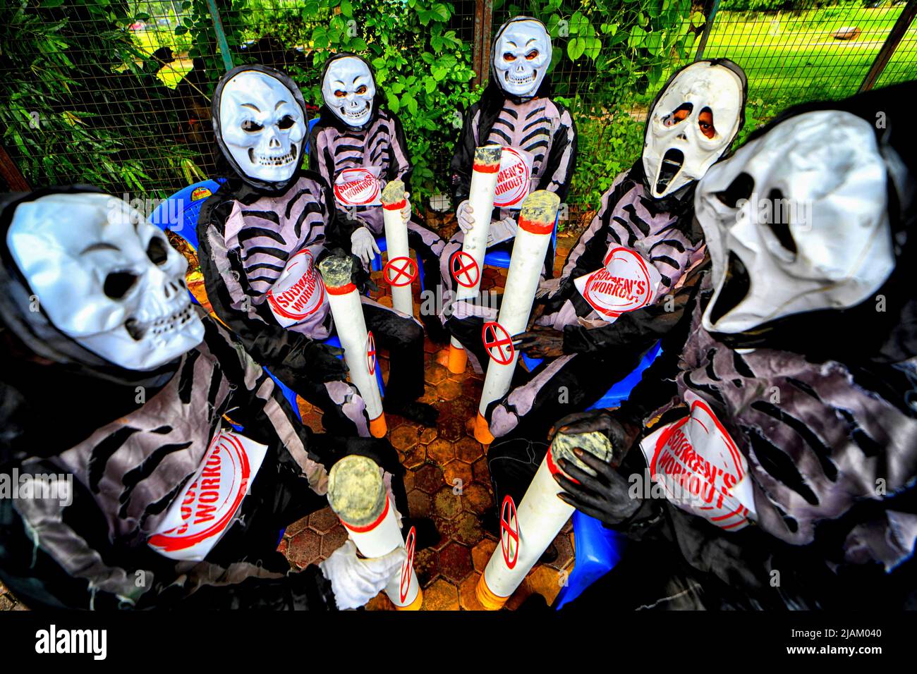Kolkata, India. 31st maggio 2022. Gli attivisti hanno visto vestiti con costumi di scheletro mentre tenevano repliche di sigarette durante il programma di sensibilizzazione in occasione della Giornata Mondiale del No Tobacco a Kolkata. Si è svolta una campagna per sensibilizzare la gente comune sui cattivi effetti del tabacco nella Giornata mondiale del tabacco. (Foto di Avishek Das/SOPA Images/Sipa USA) Credit: Sipa USA/Alamy Live News Foto Stock