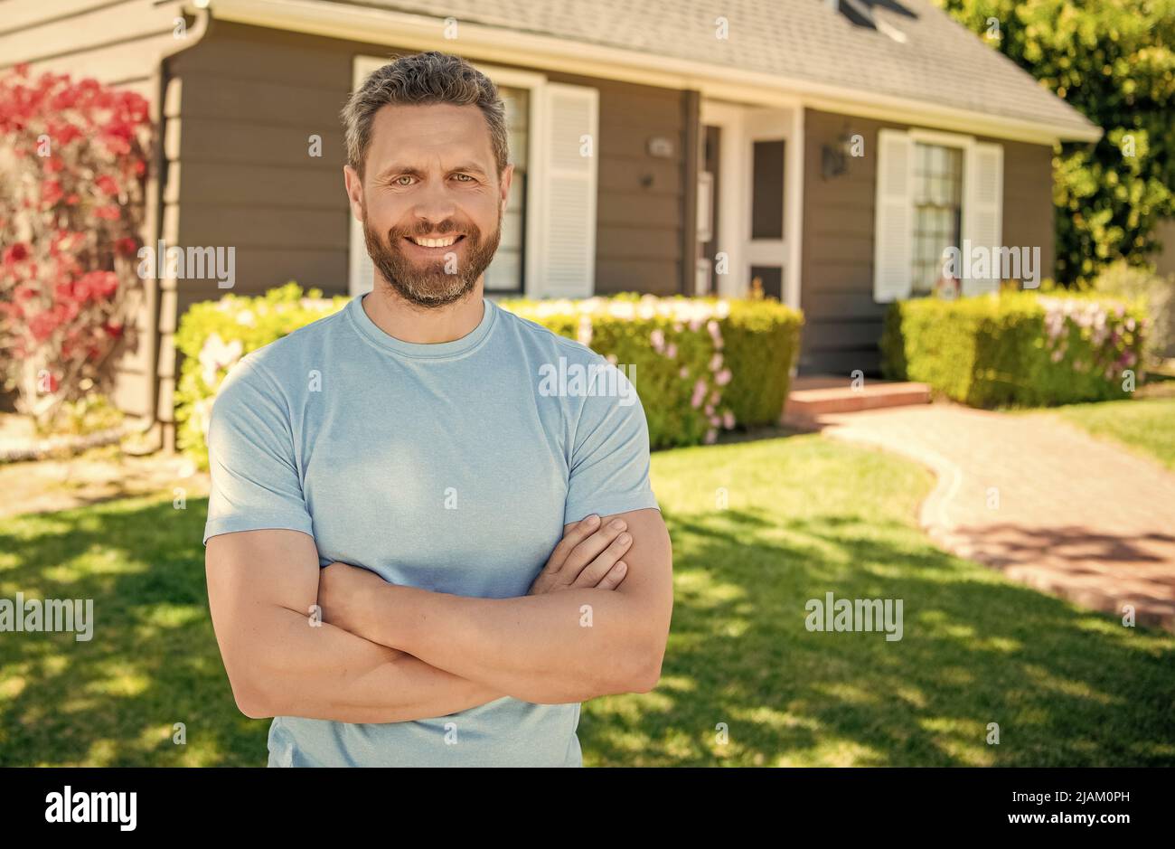 agente immobiliare a casa in vendita. realtor accogliente visitatori. affittare o acquistare nuova casa. Foto Stock