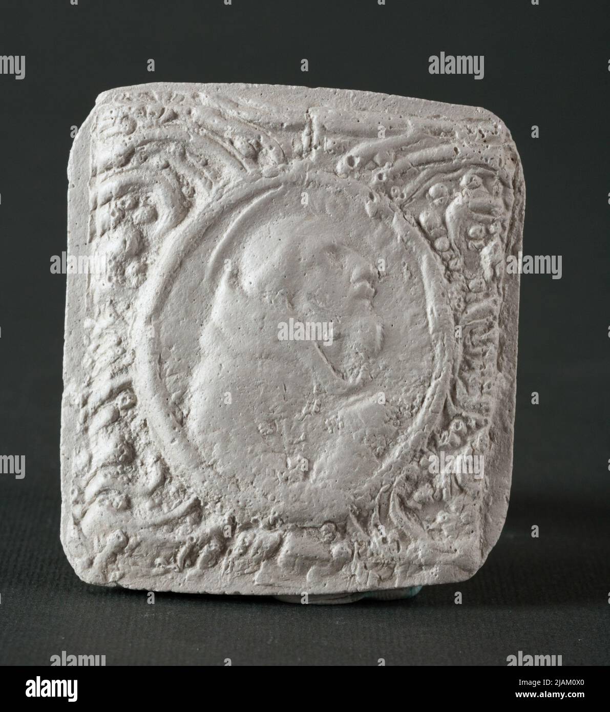 Campana (frammento; medaglione con infermiera in semi ictus) chiesa ausiliaria della chiesa parrocchiale di Muszyna Złock, Szczawnik nei pressi di Muszyna Foto Stock