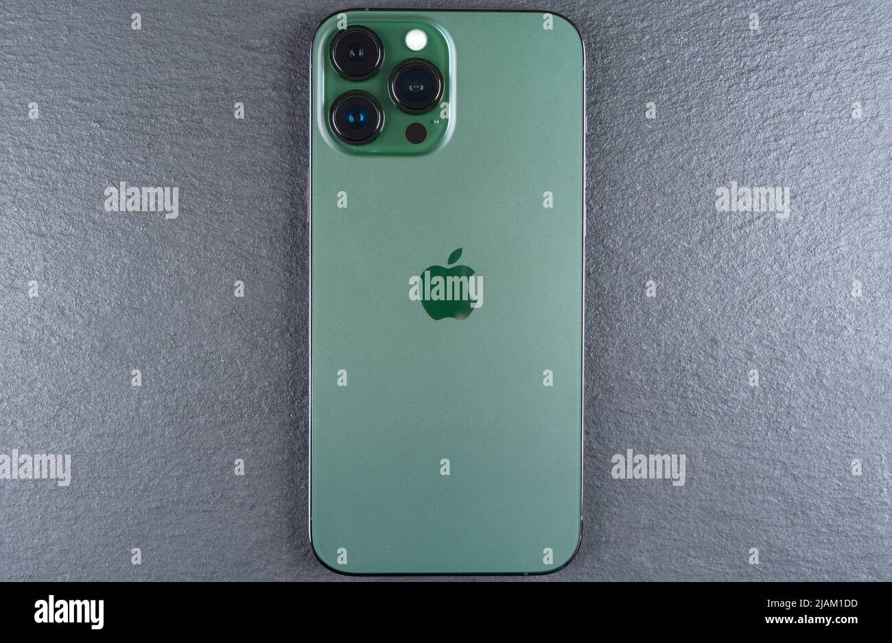 Sankt-Petersburg, Russia, 13 aprile 2022: Apple iPhone 13 Pro Max Alpine Green su tavola di pietra. Nuovo smartphone da primo piano di Apple Company Foto Stock